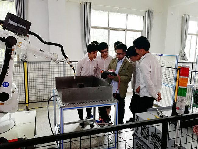 1558163880331107.jpg 江西学生在王老师的指导下进行实训演练-(3).jpg