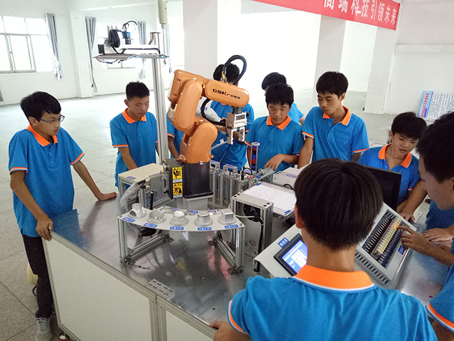 江西工业机器人应用技术班学生在实训.jpg