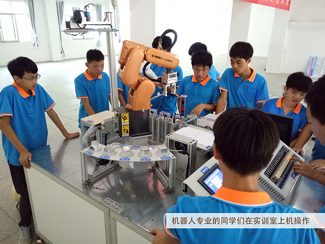 机器人专业的同学们在实训室上机操作.jpg